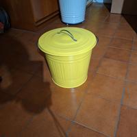 bidone con coperchio