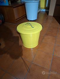 bidone con coperchio