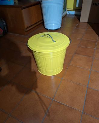 bidone con coperchio