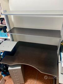 Scrivania con scaffali