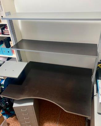 Scrivania con scaffali
