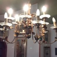 Lampadario in ferro battuto con decoro a mano