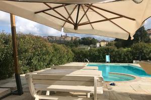 Appartamento con piscina e vista sulla Rocca