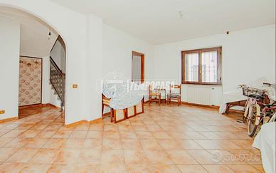 TRILOCALE CON BOX E RUSTICO