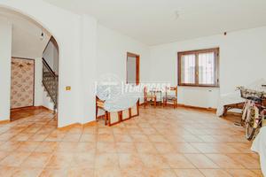 TRILOCALE CON BOX E RUSTICO