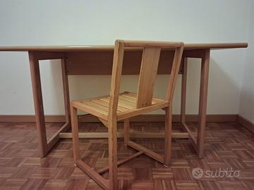 Scrivania e sedia in legno chiaro