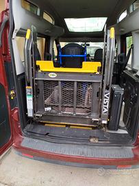 AUTO IN BUONE CONDIZIONI PER TRASPORTO DISABILI