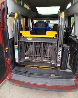 AUTO IN BUONE CONDIZIONI PER TRASPORTO DISABILI