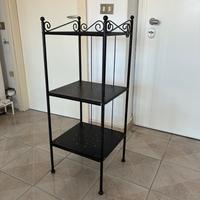 Scaffale in metallo con ripiano in vetro