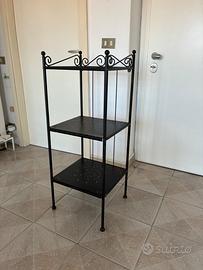 Scaffale in metallo con ripiano in vetro