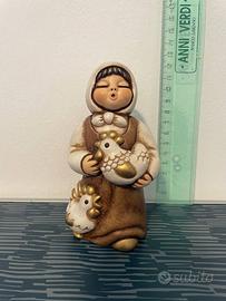Donna con galline presepe Giubileo Thun
