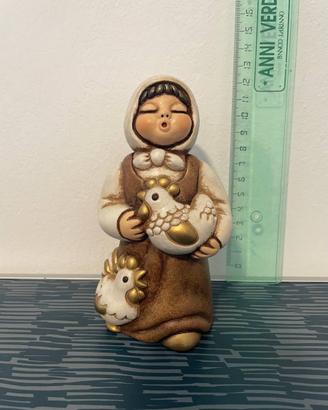 Donna con galline presepe Giubileo Thun