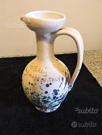 Brocca in maiolica firmata De Cillis
