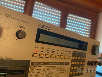 Akai S900