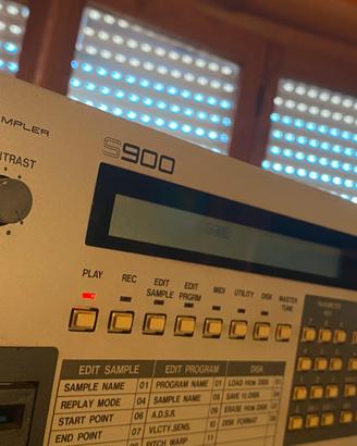 Akai S900