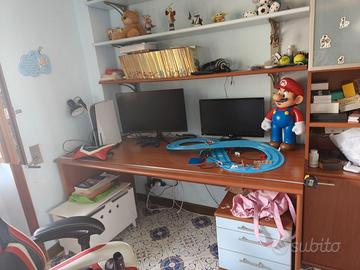 Scrivania a muro, mensole e colonna