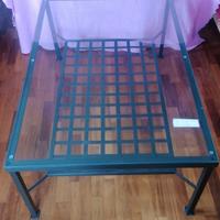 Tavolino da salotto in metallo e vetro