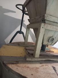 Antica macina a pietra perfettamente funzionante