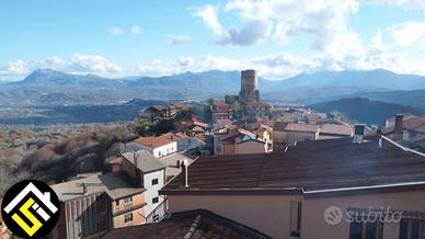 Accogliente Dimora con Giardino e Doppio Deposito