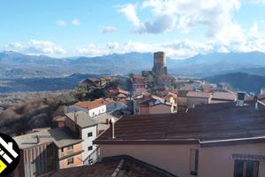 Accogliente Dimora con Giardino e Doppio Deposito