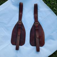 Coppia di fender vintage in cuoio, equitazione