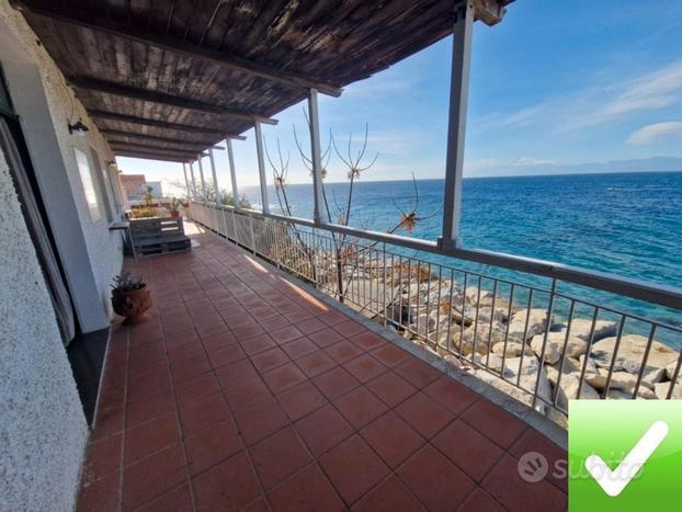 Ampio App In Villa Veranda Sul Mare Punta Pellaro