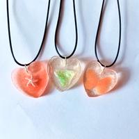 set tre collane con ciondoli cuore in resina 