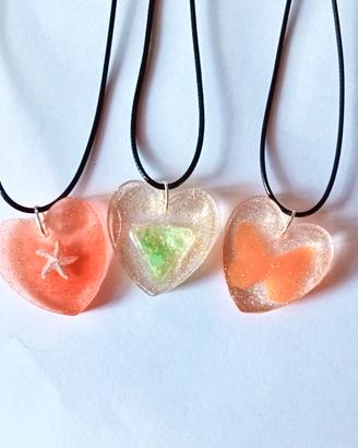 set tre collane con ciondoli cuore in resina 