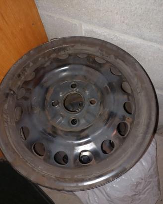 4 cerchi ferro usati poco per  peugeot107 citroenC