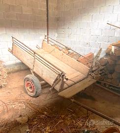 Carrello agricolo a due ruote in legno e ferro