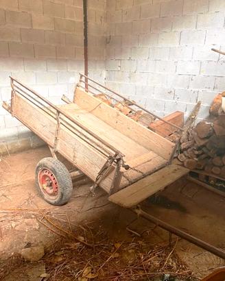 Carrello agricolo a due ruote in legno e ferro