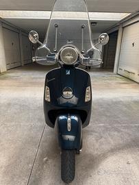 Vespa GTS 250 con accessori originali e Tucano
