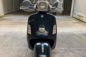 Vespa GTS 250 con accessori originali e Tucano