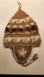 Chullo boliviano in lana di alpaca