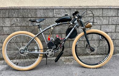 Bicicletta custom con motore