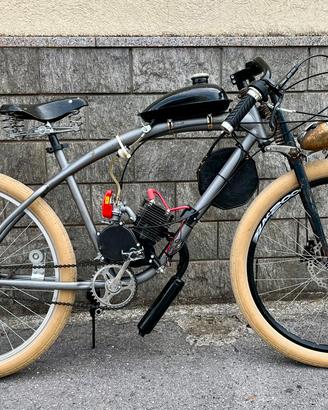 Bicicletta custom con motore