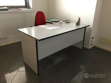 Scrivania per ufficio.
