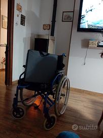sedia rotelle con cuscino