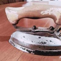 Ferro da stiro elettrico in metallo e legno anni ’