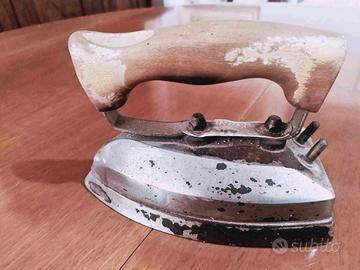 Ferro da stiro elettrico in metallo e legno anni ’