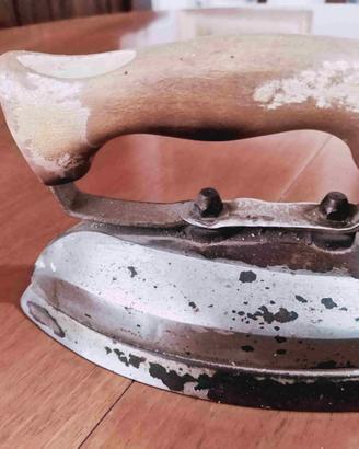Ferro da stiro elettrico in metallo e legno anni ’