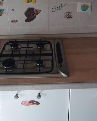 top cucina con lavello e fuochi 