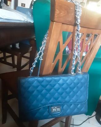 Borsa nera a tracolla trapuntata