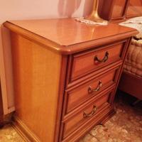 Coppia di comodini in legno massello