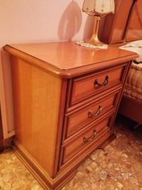 Coppia di comodini in legno massello