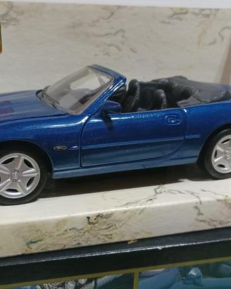 Maisto 1/24 vintage jaguar xk8 cabrio