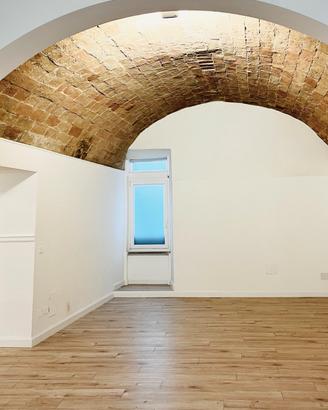 Locale commerciale ristrutturato a osimo centro