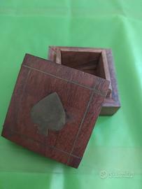 Scatola di legno con intarsio di ottone 