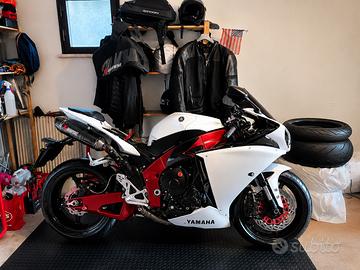 Yamaha R1 Big Bang 2011
