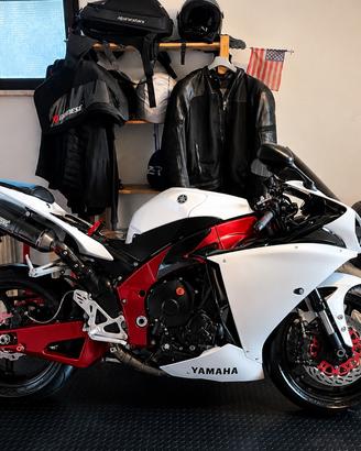 Yamaha R1 Big Bang 2011